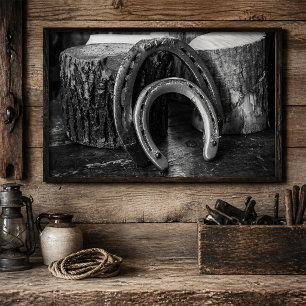 Rustikale Hufeisen auf Holzstämmen Schwarz und Wei Poster