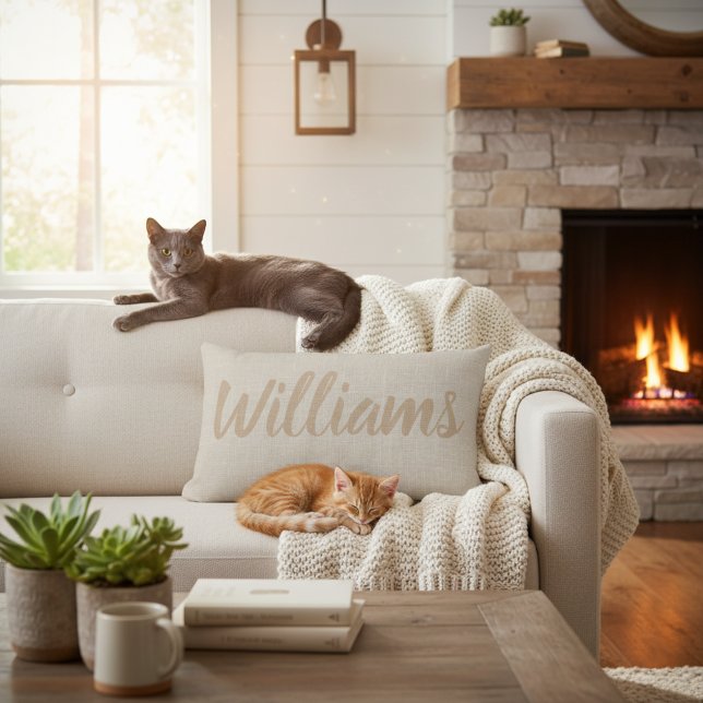 Rustikale Imitate Burlap Calligrafy Familienname P Lendenkissen (Custom family name lumbar pillow. Farmhouse style housewarming gift idea.)