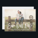 Rustikale Kalligrafie | Ankündigung Gerettet<br><div class="desc">Handgeschriebene Ankündigung Datum freihalten mit rustikaler Pinselkalligraphie und goldenem Punktmuster. Ähnliche Gegenstände und andere Farben sind verfügbar. Personalisieren Sie diese moderne Save the Date durch Hinzufügen Ihrer Daten. Andere Farben sind verfügbar.</div>