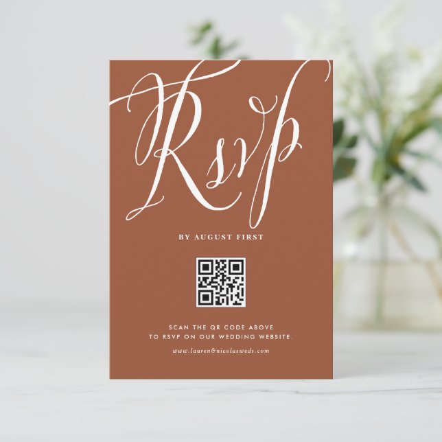 Rustikale Kalligrafie Terracotta QR Code Wedding RSVP Karte (Stehend Vorderseite)