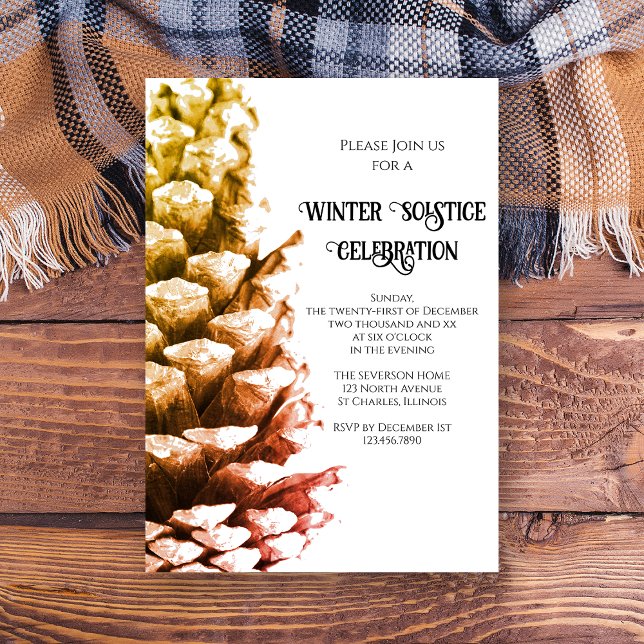 Rustikale Kiefernkone auf weißem Wald Wintersonne Einladung (Invite guests to a wintery party with this natural woodland Pine Cone Winter Solstice Invitation)