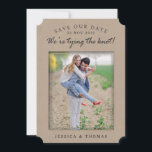 Rustikale Kraft | Benutzerdefiniertes Foto Save th Save The Date<br><div class="desc">Rustikale Kraft | Benutzerdefiniertes Foto Speichern der Datumskarten</div>