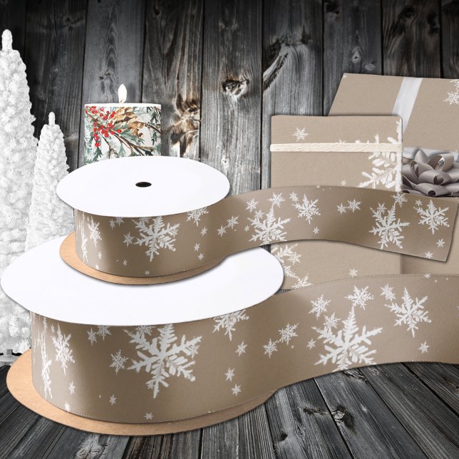 Rustikale Kraft Winterweiße Schneeflocken Satinband (Rustic Kraft Winter White Snowflakes Satin Ribbon available in 1.5 & 3 inch Widths)