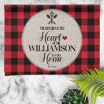 Rustikale Küche Familienname Geschirrtuch<br><div class="desc">Ein charmantes,  rustikales Landküchendesign mit zeitlos klassischem Schwarz-Rot-Büffel-Karo und einem personalisierten Label. Eine tolle Geschenkidee für Geburtstag,  Hauswärmung oder einfach nur weil!</div>