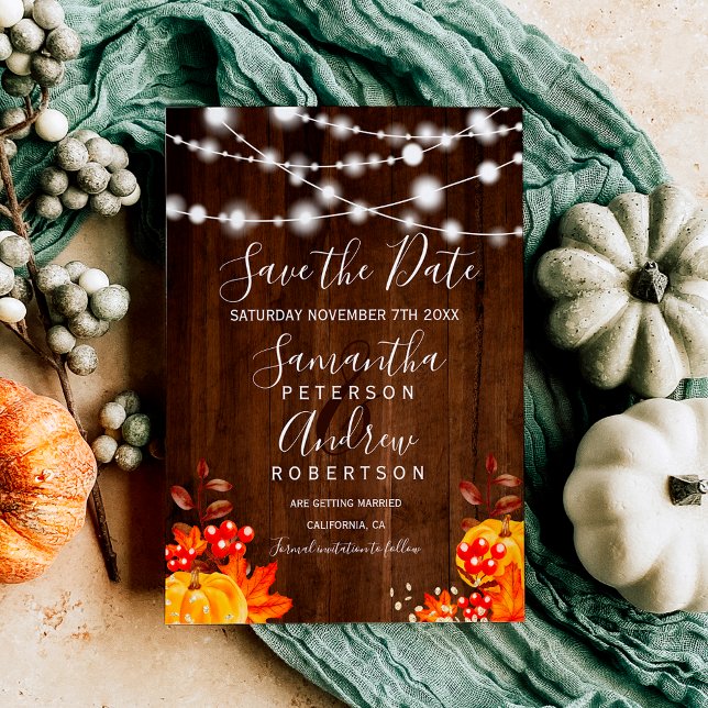 Rustikale Kürbiskernen Save the Date Ankündigungspostkarte (Rustic wood pumpkin string lights save the date announcement postcard)