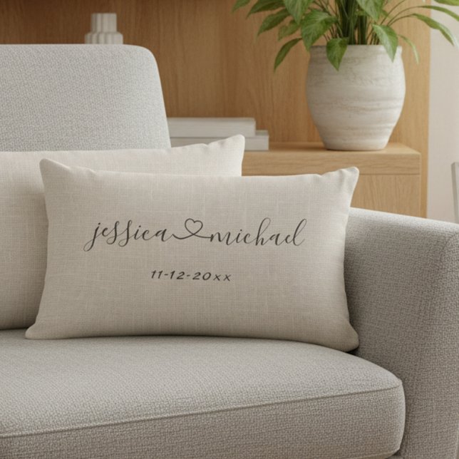 Rustikale kursive Skriptherzen Namen Hochzeitdatum Lendenkissen (Romantic newlyweds names and wedding date lumbar pillow.)