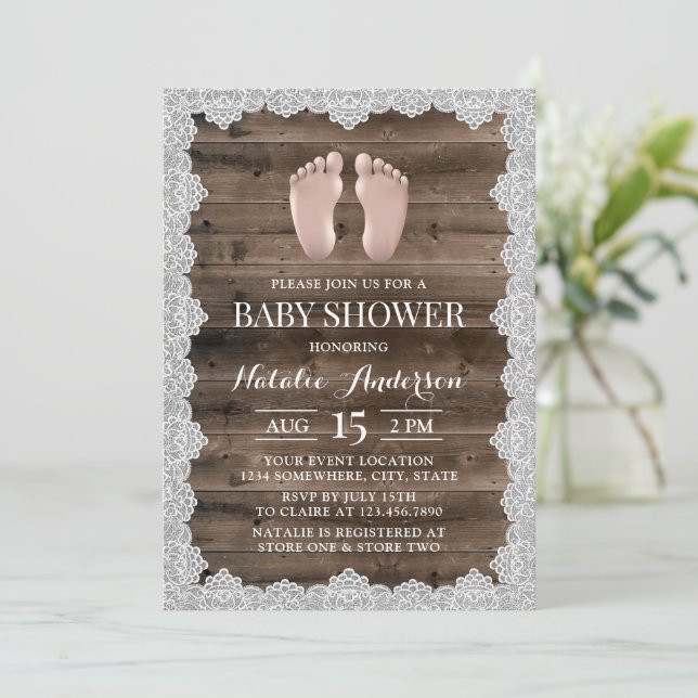 Rustikale Laked Barn Wood Baby Feet Babydusche Einladung (Stehend Vorderseite)