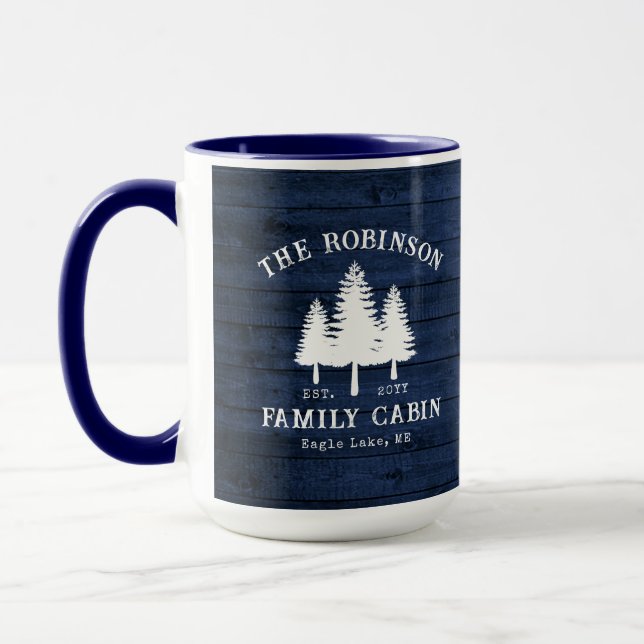 Rustikale Landfamilie Baumhütte Blauer Wald Grosse Tasse (Links)