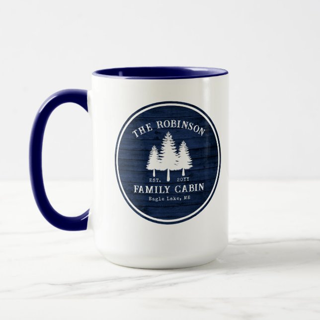 Rustikale Landfamilie Baumhütte Blauer Wald Grosse Tasse (Links)