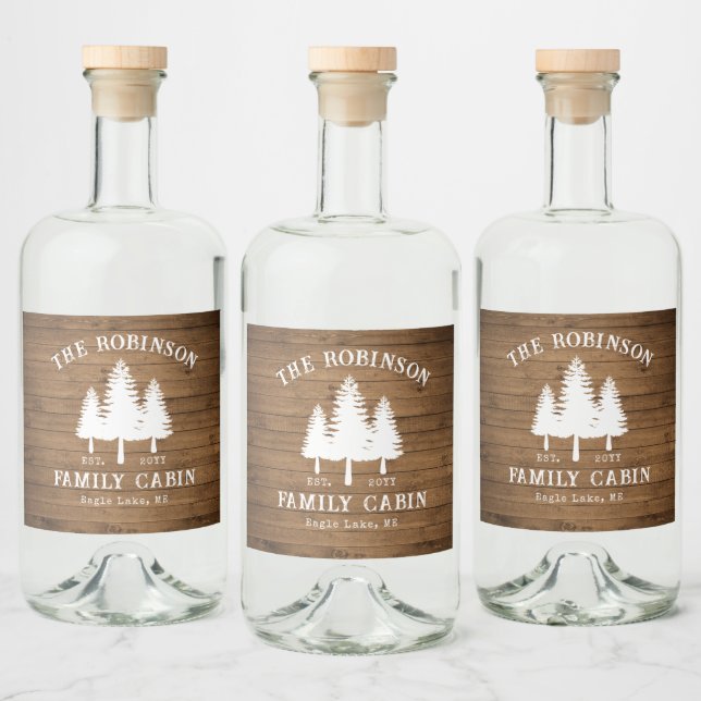 Rustikale Landfamilienhäuser Baumkronen Holzpflast Alkoholflaschenetikett (Flaschen)
