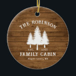 Rustikale Landfamilienhäuser Baumkronen Holzpflast Keramik Ornament<br><div class="desc">Personalisieren Sie Ihre Country Zuhause mit einem schönen rustikalen Acrylschmuck, der Ihren Namen und "Family Cabin", Ranch, Hütte oder anderen Texten enthält, sowie das feststehende Datum und die Lage, wenn gewünscht. Dieses individuelle Design besticht durch einen rustikalen Landstext mit einer weißen Silhouette von Kiefernbäumen auf Holzplanken. Eine charmante Ergänzung zu...</div>