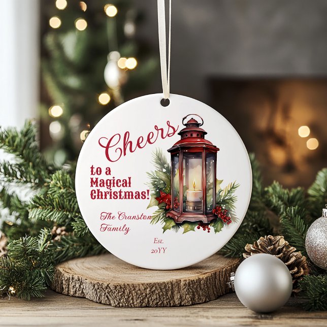 Rustikale Laternenpfanne und Berries Weihnachten Keramik Ornament ("Cheers to a Magical Christmas!" Lit Rustic Lantern Holly and Berries Family Name and Date Ornament)