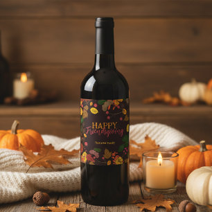 Rustikale, launische Blumen-Friendsgiving-Dinner i Weinetikett