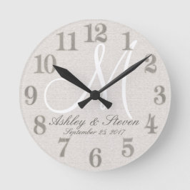 Rustikale Leine mit weißer Monogramm Runde Wanduhr