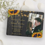 Rustikale Lichter Sonnenblumen Holz Foto Hochzeit Einladung<br><div class="desc">Elegante schicke Sommer- oder Hochzeit im Herbst-Einladung auf dunkelbraunem Stallholz mit wunderschönen Sonnenblumenbouquets,  Streicher oder Tinkle-Leuchten und einem schicken Imitat Goldkalligraphie-Skript.                Einfach mit Ihren Daten und Fotos personalisieren!                Die Einladung ist geeignet für elegante Sommer- oder Herbsthochzeiten rustikaler Stallhäuser.</div>