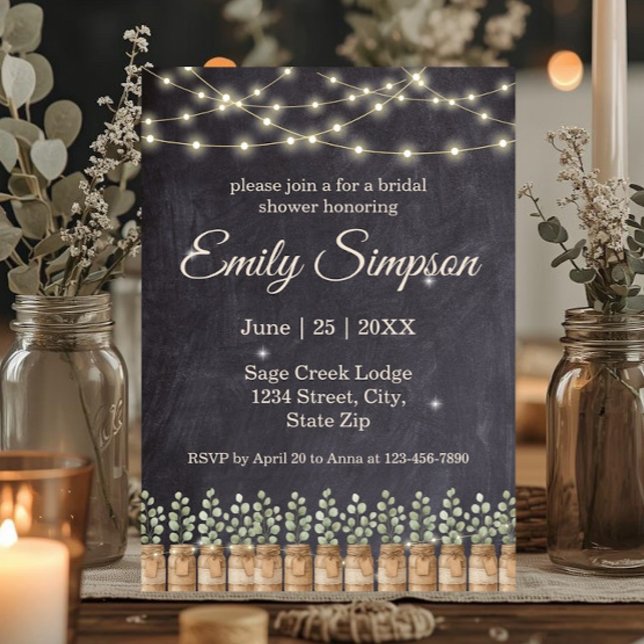 Rustikale Lichterkette Eukalyptus-Brautabschied Einladung (Rustic eucalyptus bridal shower invitation with mason jars, string lights, and farmhouse charm.)