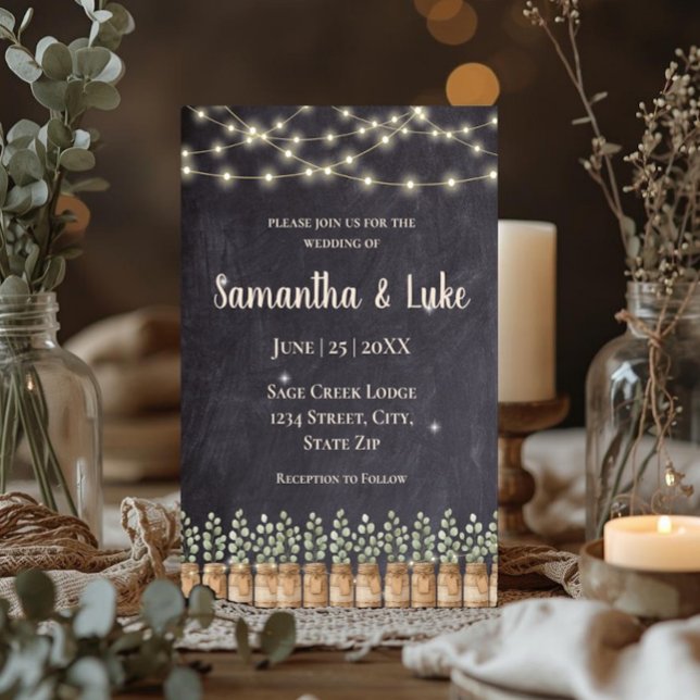 Rustikale Lichterkette Eukalyptus Mason Jar Einladung (Rustic string lights wedding invitation with eucalyptus mason jars and romantic chalkboard design.)