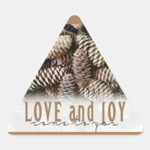 Rustikale Liebe und Joy Pine Cone Dreieckiger Aufkleber