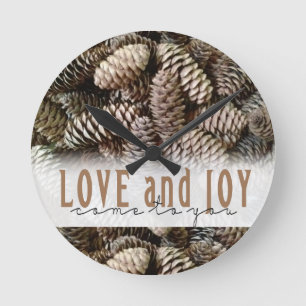 Rustikale Liebe und Joy Pine Cone Runde Wanduhr