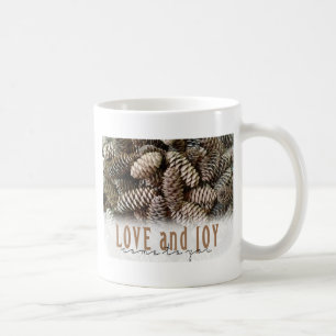 Rustikale Liebe und Joy Pine Cone Tasse