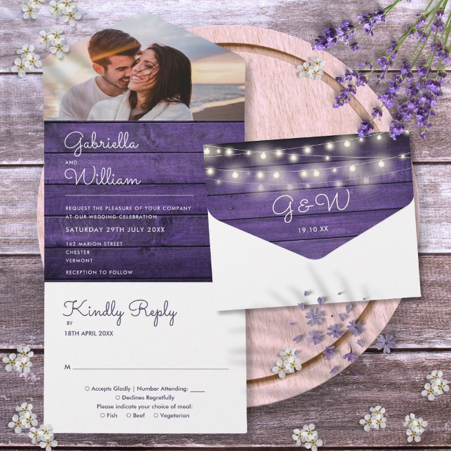 Rustikale Lila Foto-Hochzeit aus Holz All In One Einladung (Rustic Purple Wood String Lights Photo Wedding All In One Invitation)