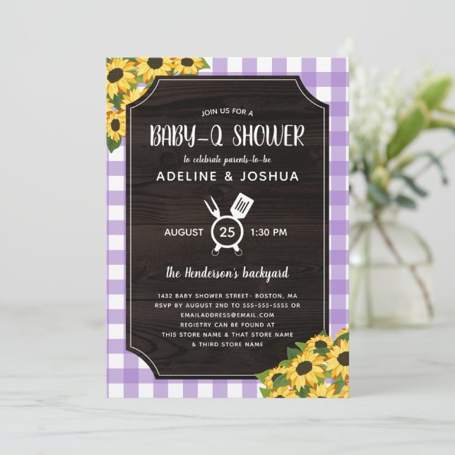 Rustikale Lila Gingham Sunflowers Baby-Q Dusche Einladung (Stehend Vorderseite)