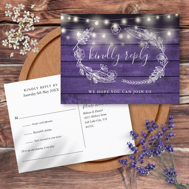 Rustikale Lila Holzflorensonde RSVP-Karte Einladungspostkarte (Rustic Purple Wood Floral Song Request RSVP Card)