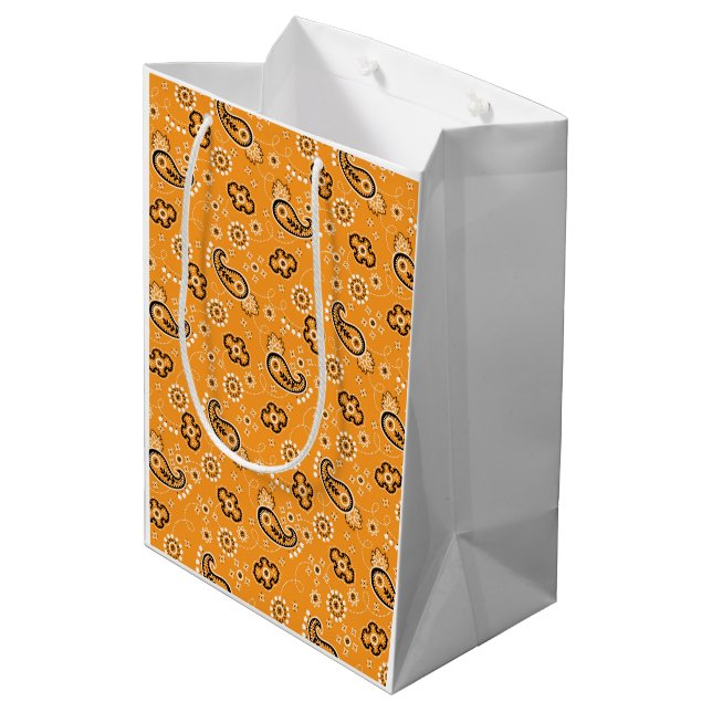 Rustikale moderne Bandana Orange Muster Fun Mittlere Geschenktüte (Rückseite Schrägansicht)