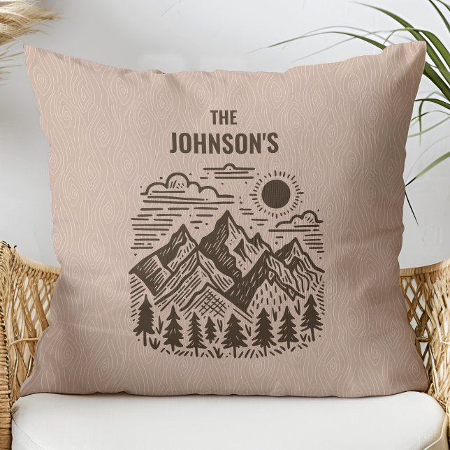 Rustikale moderne Berge nach Maß Kissen (Rustic Modern Mountains with Faux Wood Texture Custom Family Name Throw Pillow)