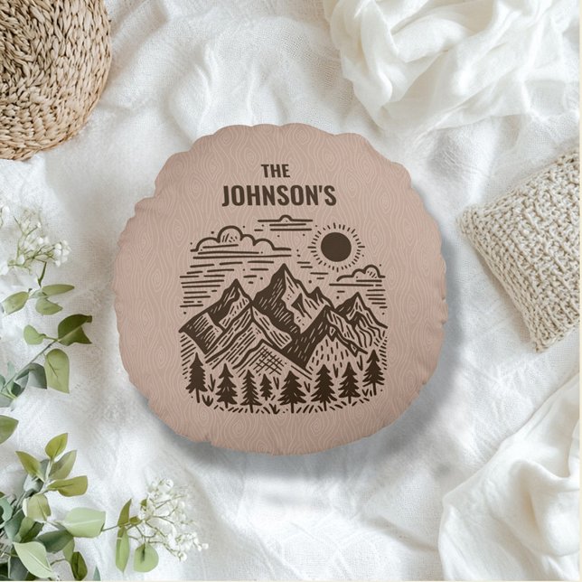 Rustikale moderne Berge nach Maß Rundes Kissen (Round Mountain Modern Rustic Throw Pillow)