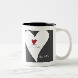 Rustikale moderne rote Herzweiße Tauben in Liebe Zweifarbige Tasse