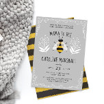 Rustikale, neutrale Mama auf Baby Drive-up-Dusche Einladung<br><div class="desc">Feiern Sie Mama und Baby mit diesem cleveren Wortspiel und der süßen rustikalen Bienenillustrierung mit Wirbel und Blumendetails sowie eleganter Typografie. Der Text ist leicht zu personalisieren,  und für noch mehr individuelle Optionen verwenden Sie den passenden Link für die gesamte Design-Kontrolle.</div>