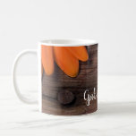 Rustikale Orange Daisy Barn Wood Country Wedding Kaffeetasse<br><div class="desc">Der bezaubernde rustikale Orange Daisy und Barnholz Country Wedding Coffee Cup kann mit den Namen der Braut und Bräutigam personalisiert werden, um ein einzigartiges Geschenk für die Neuvermählten, Brautmädchen oder Trauzeugen zu schaffen. Diese lässige und dennoch klassische Ranch Thema Brautblütenblätter und ein nahes Blumenfoto mit orangefarbenen Blume und braunem, verwittertem...</div>