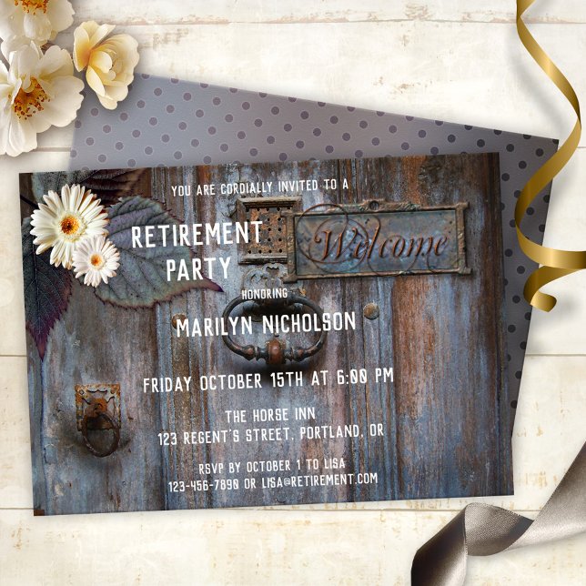Rustikale Party Einladung für das Ruhestand (Elegant retirement party invitation featuring a rustic wood door with daisy flowers)