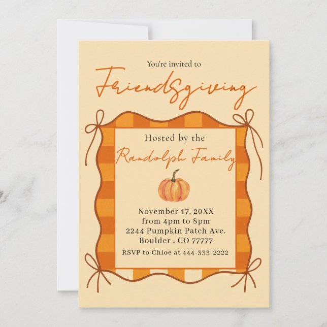 Rustikale Pastel Orange Gingham Friendsgiving Einladung (Vorderseite)