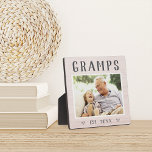 Rustikale Personalisierte Grampen Großvater Foto Fotoplatte<br><div class="desc">Die individuelle Opa-Plakette zum Vatertag,  Geburtstag oder Großelterntag zeigt ein beliebtes Foto seines Enkels oder seiner Enkel mit "Gramps" oben in rustikalem Schriftsatz. Personalisieren Sie mit dem Jahr,  in dem er ein Großvater wurde,  oder fügen Sie eine benutzerdefinierte Nachricht oder Name.</div>