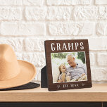 Rustikale Personalisierte Grampen Großvater Foto Fotoplatte<br><div class="desc">Die individuelle Opa-Plakette zum Vatertag,  Geburtstag oder Großelterntag zeigt ein beliebtes Foto seines Enkels oder seiner Enkel mit "Gramps" oben in rustikalem Schriftsatz. Personalisieren Sie mit dem Jahr,  in dem er ein Großvater wurde,  oder fügen Sie eine benutzerdefinierte Nachricht oder Name.</div>