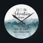 Rustikale Personalisierte Hochzeit New Yorker Groß Runde Wanduhr<br><div class="desc">Ein rustikaler Wasserfarbenwald ließ das Abenteuer zu beginnen,  verheiratet Name Hochzeitswache mit Datum festes Hochzeitsdatum.</div>
