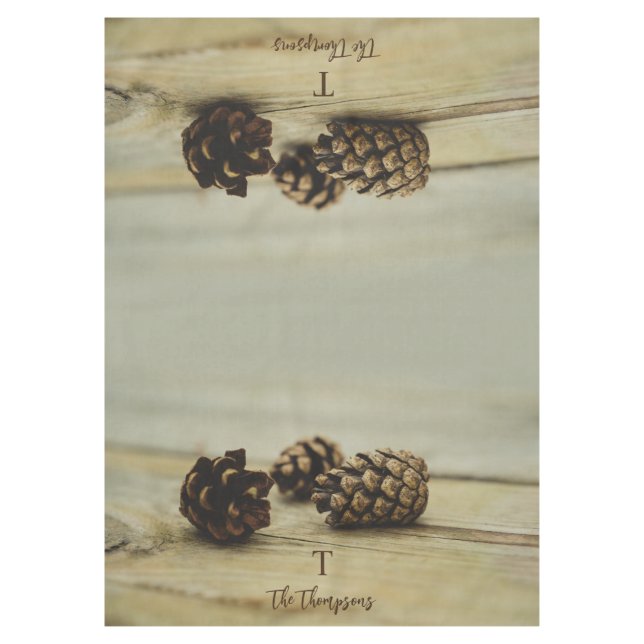 Rustikale Pinecone - Familienname und Monogramm Tischdecke (Vorderseite)