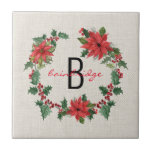 Rustikale Poinsettia & Holly Wreath Mit Monogramm Fliese<br><div class="desc">Ein festlicher,  poinsettia und heiliger Weihnachtskranz umgeben den ersten und Namen auf dieser rustikalen,  Kachel. Mit dem benutzerfreundlichen Designwerkzeug von Zazzle können Sie Ihre Kachel ganz einfach personalisieren. Hintergrund ist eine einfache,  natürliche Belastung. Macht ein sehr nachdenkliches Geschenk. Teil einer Sammlung.</div>