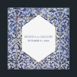 Rustikale portugiesische Tiles-Gastgeschenk Hochze Magnet<br><div class="desc">Dieses Design zeichnet sich durch rustikale portugiesische Fliesenmuster aus. Der Hochzeitstext ist elegant gerahmt mit einer geometrischen Form in Weiß und Gold. Einzigartiges Design der Gastgeschenk Hochzeit Azulejo in Blau und Weiß mit modernen Elementen. Auch die passenden Hochzeitseinladungen und andere Schreibwaren sind verfügbar.</div>