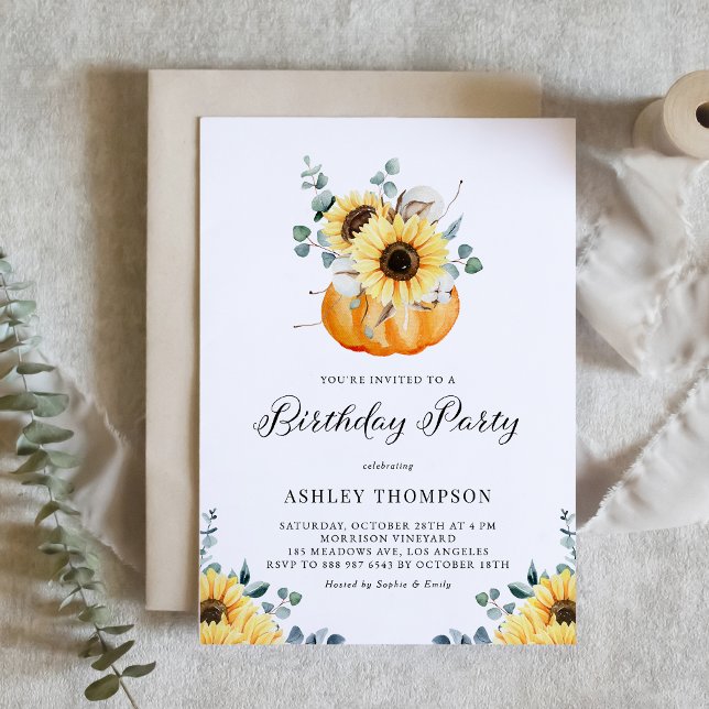 Rustikale Pumpkin mit Sonnenblumen Herbst Geburtst Einladung (Customizable fall birthday party invitation featuring watercolor pumpkin, sunflowers and greenery.)
