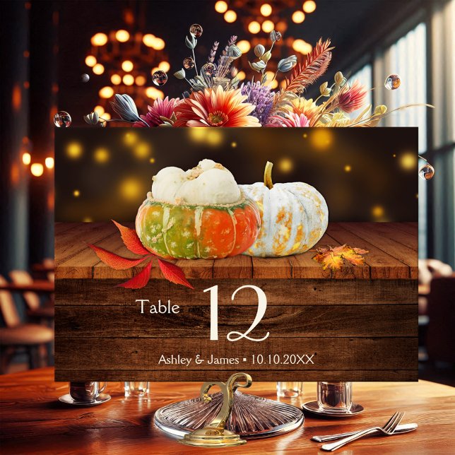 Rustikale Pumpkins Hochzeit im Herbst Tischnummer  (Table number card featuring colorful pumpkins and fall leaves on rustic wood and sparkling lights )