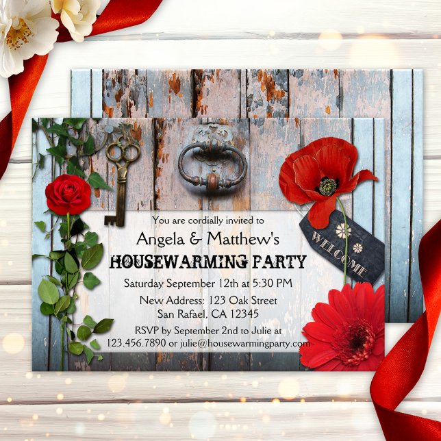 Rustikale Romantische Holzhäuserwärmung einladen Einladung (Rustic housewarming invitation featuring a wood panel with door knocker, key and red flowers)