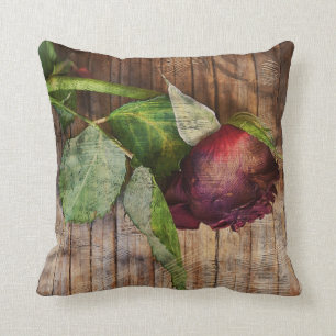 Rustikale rote strukturierte Grunge-Rose auf Holz Kissen