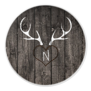 Rustikale Rotwild-Geweihe u. geschnitzter Keramikknauf