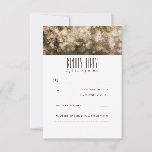 Rustikale RSVP-Karten mit Gold String Lights RSVP Karte (Vorderseite)