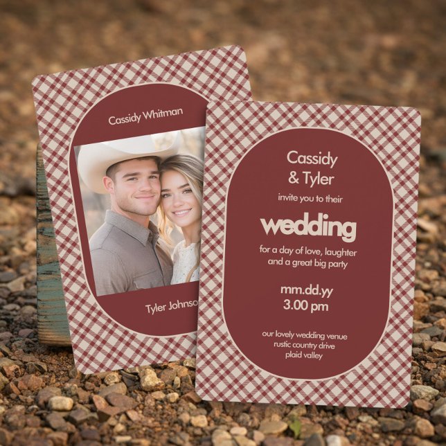 Rustikale Rust-Rot-Karo-Foto-Landhochzeit Einladung (Photo wedding invitation from the Rustic Red Plaid Western Wedding Suite by Darling & May)