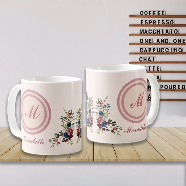 Rustikale Saisonale Blumige Eigenes Monogramm Kaffeetasse (Von Creator hochgeladen)