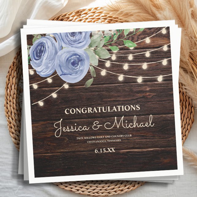 Rustikale Saitenleuchten Blumenzwiebelempfehlung Serviette (Rustic wood and dusty blue floral and string lights wedding reception paper napkins)